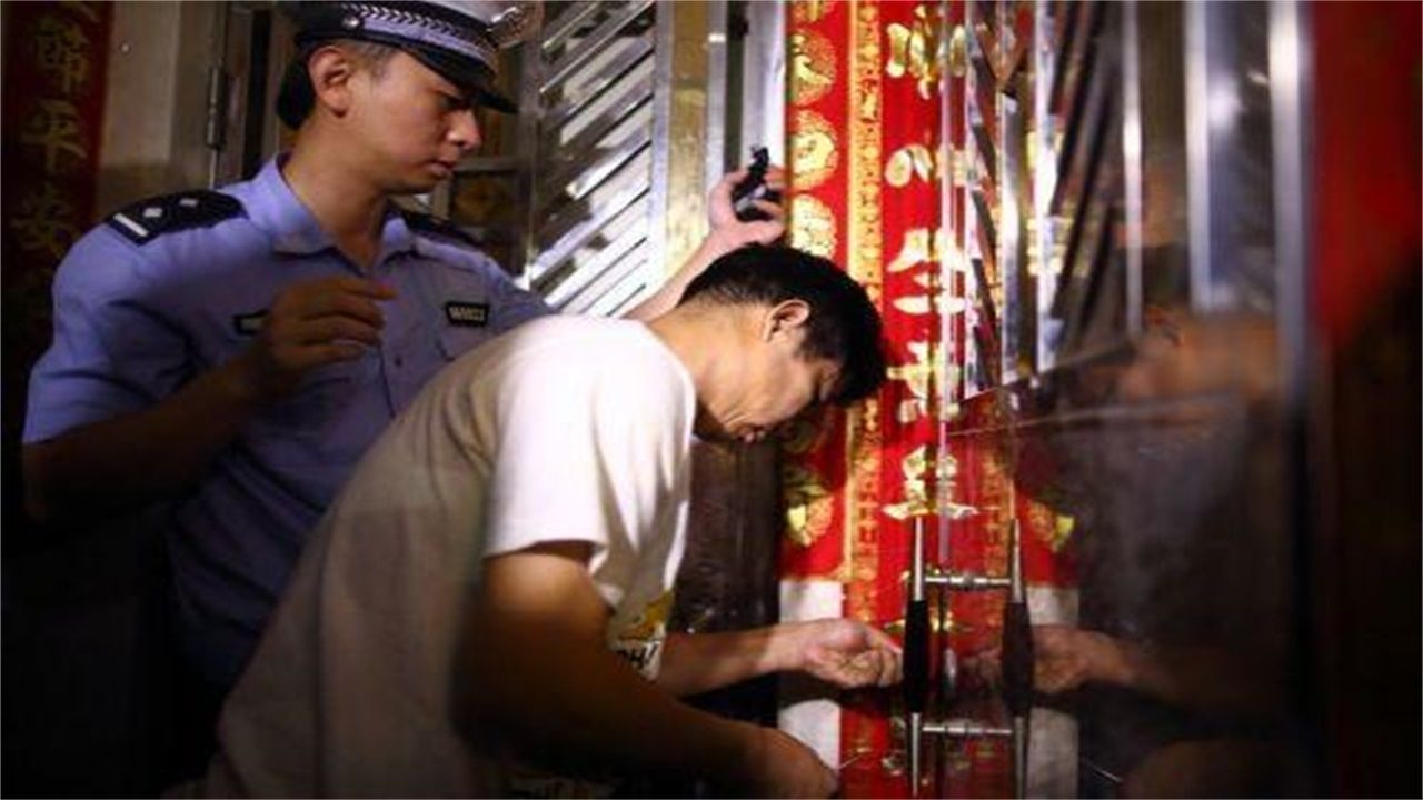 连云港请开锁师傅开了锁后，师傅